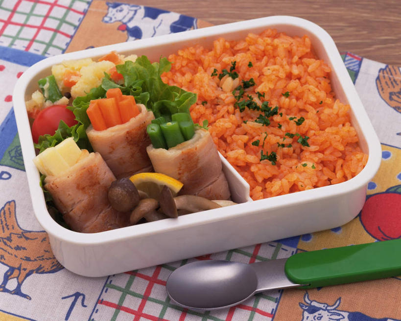 盒饭,米饭,无人,横图,俯视,室内,特写,白天,烹饪,餐桌,桌子,萝卜,胡萝卜,西红柿,餐具,便当,布料,叉子,菌菇,蘑菇,生菜,莴苣,莴笋,肉,食品,饭,菌类,布纹,菜肴,美食,肉类,桌布,食物,餐巾,台布,食用菌,便捷,佳肴,便当盒,餐台,五谷,便利,肉食,餐叉,叶用莴笋,香笋,快捷,春菜,鹅仔菜,莴仔菜,千金菜,弁当,进餐用具,红萝卜,甘荀,番茄,彩图,高角度拍摄