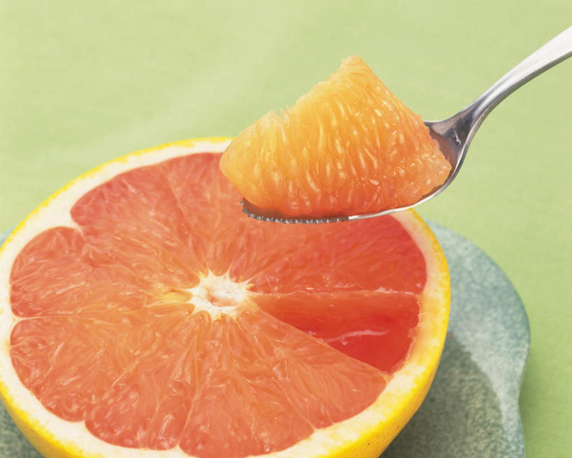 无人,横图,俯视,室内,特写,白天,餐桌,桌子,柚子,餐具,水果,切开,绿色背景,新鲜,碟子,盘,勺子,生食,食品,果实,半个,食物,盘子,调羹,碟,汤匙,切,一半,摄影,有机食品,绿色食品,影棚,餐台,剖面,红柚,切面,红肉蜜柚,红肉柚,红心柚,红心蜜柚,柚,文旦,团圆果,彩图,高角度拍摄,影棚拍摄,拍摄