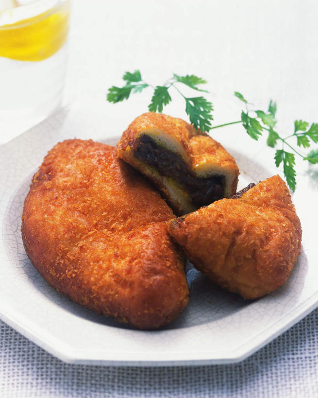 点心,无人,竖图,俯视,室内,特写,白天,餐桌,桌子,餐具,叶子,装饰,布料,碟子,盘,食品,甜点,甜品,绿叶,布纹,馅饼,桌布,食物,糕点,两个,盘子,餐巾,碟,台布,甜食,嫩叶,餐台,华丽,修饰,点缀,薄饼,豆沙,衬托,美观,雅致,雅观,叶,叶片,彩图,高角度拍摄