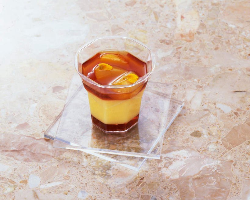 点心,无人,横图,俯视,室内,特写,白天,餐桌,桌子,杯子,玻璃,阴影,反射,影子,食品,布丁,甜点,甜品,玻璃制品,食物,水杯,垫子,果冻,甜食,零食,餐台,啫喱,玻璃杯,彩图,高角度拍摄