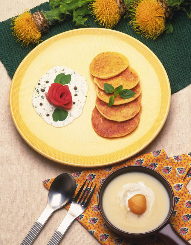 无人,竖图,俯视,室内,特写,白天,爱情,烹饪,幸福,纯洁,热情,餐桌,桌子,玫瑰,餐具,四朵,五个,许多,盛开,布料,叉子,刀叉,刀子,蛋,煎蛋,食品,玫瑰花,浪漫,花蕾,布纹,菜肴,美食,桌布,花,花瓣,花朵,鲜花,食物,餐巾,台布,花苞,花蕊,温暖,温馨,恩爱,佳肴,餐台,和睦,餐刀,薄饼,感动,餐叉,尊敬,草原烽火,天真,刺玫花,徘徊花,进餐用具,彩图,高角度拍摄,融洽