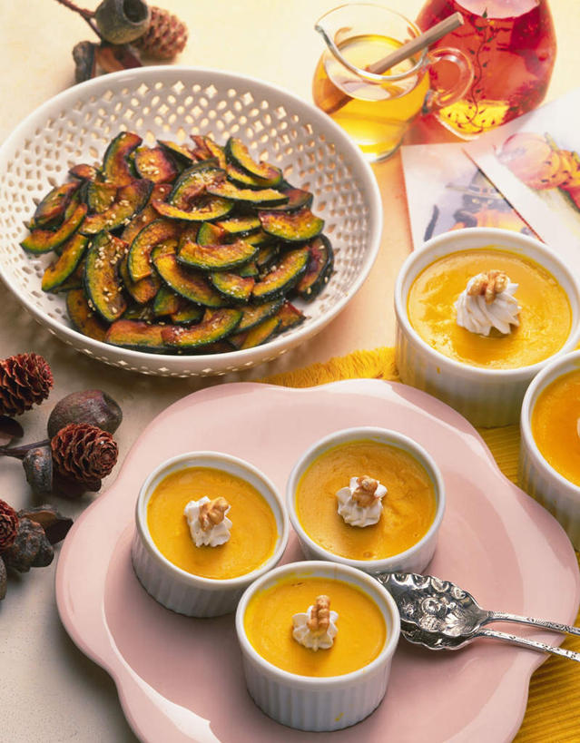 蜂蜜,奶酪,无人,竖图,俯视,室内,特写,白天,餐桌,桌子,黄瓜,蔬菜,杯子,餐具,新鲜,装饰,瓷器,碟子,盘,干酪,起司,食品,陶瓷制品,小熊,饮品,芝士,营养,玻璃制品,食物,黄色,盘子,水杯,碟,乳酪,有机食品,绿色食品,餐台,华丽,修饰,点缀,乳制品,瓷杯,发酵,衬托,美观,雅致,雅观,五杯,起士,玻璃杯,青瓜,胡瓜,彩图,高角度拍摄