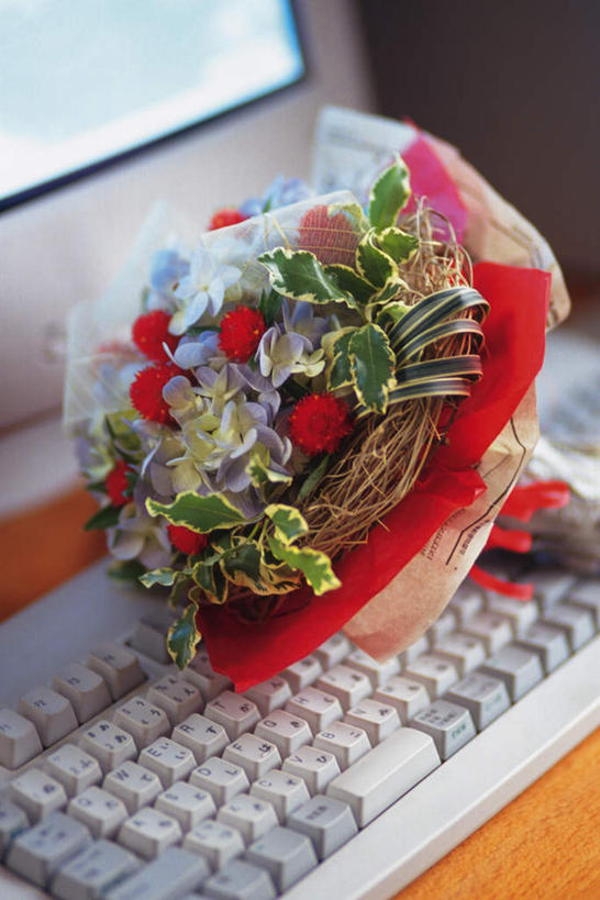 无人,竖图,俯视,室内,特写,白天,电脑,显示器,鼠标,键盘,桌面,康乃馨,许多,阴影,盛开,反射,网络,包装,影子,花蕾,输入设备,通讯设备,花,花瓣,花朵,鲜花,花束,花苞,花蕊,台式电脑,通信设备,输出设备,麝香石竹,石竹,香石竹,彩图,高角度拍摄