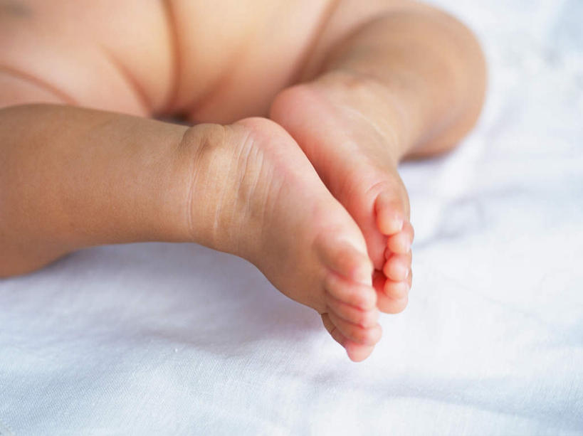 东方人,婴儿,儿童,腿部,脚,脚趾,脚趾甲,腿,一个人,躺,横图,俯视,室内,特写,白天,白色背景,纯洁,床,卧室,亚洲,仅一个人,朦胧,模糊,床单,黄种人,光脚,双脚,被子,并拢,裸露,小孩,赤脚,可爱,合并,摄影,单人床,活泼,影棚,赤裸,被单,宝宝,裸,纯真,烂漫,无邪,卧着,伶俐,天真,亚洲人,孩子,脚指甲,躺着,卧,半身,彩图,高角度拍摄,影棚拍摄,拍摄,睡房,卧房