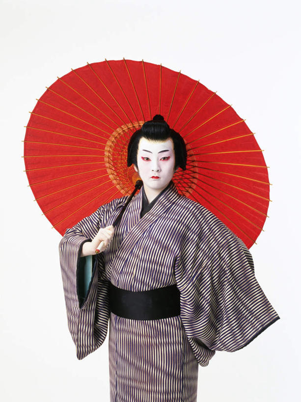 东方人,一个人,演员,电影明星,站,举,竖图,室内,白天,白色背景,正面,民族服装,化妆,美容,幸福,日本,亚洲,仅一个男性,仅一个人,表演,护肤,握,和服,伞,雨伞,纸伞,古典,拿,油纸伞,拿着,注视,黄种人,文化,阳伞,扮演,仅一个年轻男性,看,托,站着,保养,享受,休闲,放松,握着,保健,摄影,服饰,影棚,观看,纪念,吉祥,演出,关注,古朴,东亚,养颜,吴服,唐草,唐花,唐锦,日本国,平安,男人,男性,年轻男性,亚洲人,影视明星,举着,向上举,向上伸,向上托,站立,半身,彩图,影棚拍摄,传统服装,民俗服,拍摄