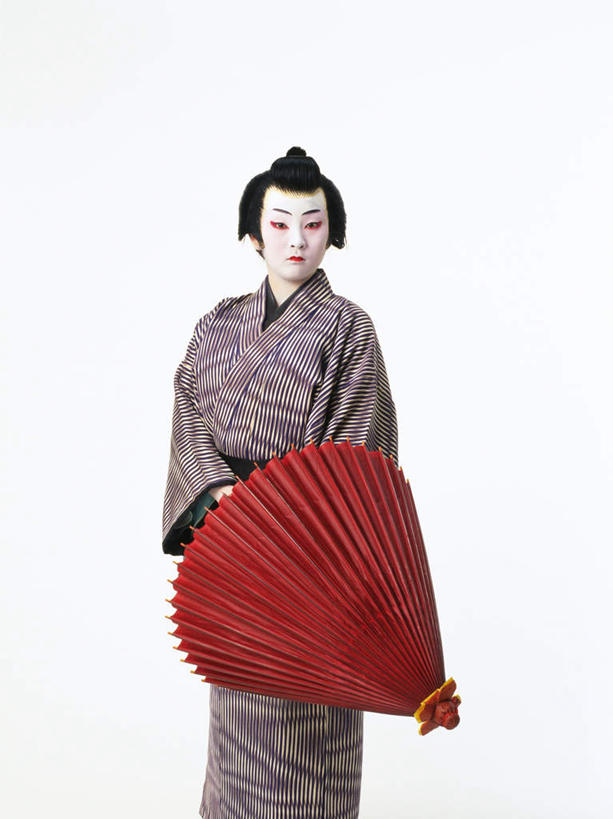 东方人,一个人,演员,电影明星,站,竖图,室内,白天,白色背景,正面,民族服装,化妆,美容,幸福,日本,亚洲,仅一个男性,仅一个人,一把,表演,护肤,握,和服,伞,雨伞,纸伞,古典,拿,油纸伞,拿着,注视,黄种人,文化,阳伞,扮演,仅一个年轻男性,红色,看,站着,保养,享受,休闲,放松,握着,保健,摄影,服饰,影棚,观看,纪念,吉祥,演出,关注,古朴,东亚,养颜,吴服,唐草,唐花,唐锦,日本国,平安,男人,男性,年轻男性,亚洲人,影视明星,站立,半身,彩图,影棚拍摄,传统服装,民俗服,拍摄