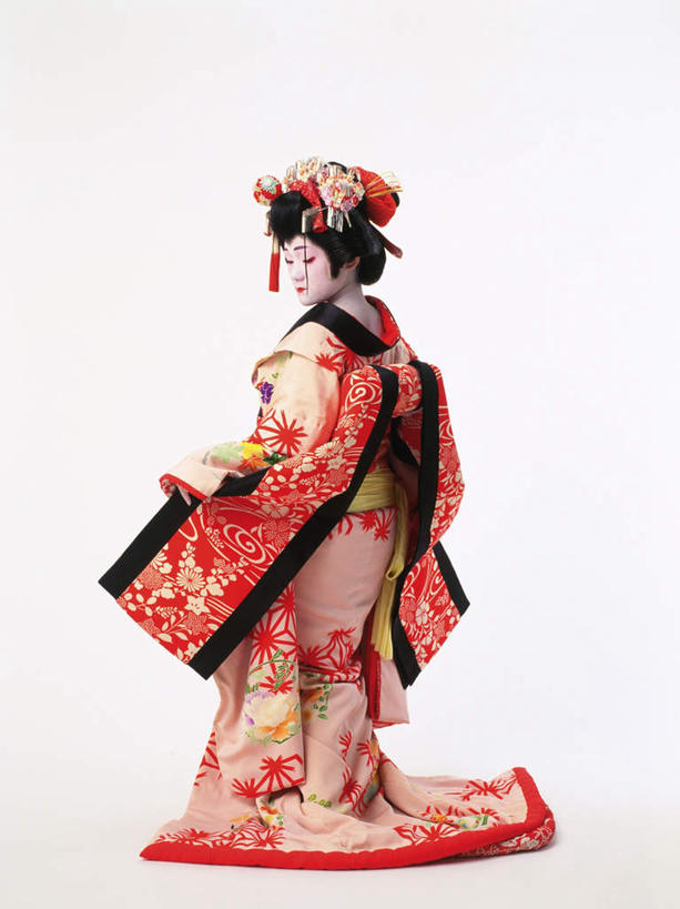 东方人,一个人,站,竖图,室内,白天,白色背景,民族服装,化妆,美容,日本,亚洲,仅一个男性,仅一个人,护肤,注视,黄种人,仅一个年轻男性,背面,看,站着,保养,享受,休闲,放松,保健,摄影,服饰,转身,影棚,观看,关注,东亚,养颜,吴服,唐草,唐花,唐锦,日本国,男人,男性,年轻男性,亚洲人,站立,彩图,全身,影棚拍摄,传统服装,民俗服,拍摄,歌舞伎