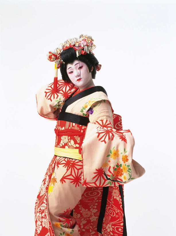 东方人,一个人,演员,电影明星,站,举,竖图,室内,白天,白色背景,正面,民族服装,化妆,美容,日本,亚洲,仅一个男性,仅一个人,表演,护肤,和服,注视,黄种人,扮演,仅一个年轻男性,看,托,站着,保养,享受,休闲,放松,保健,摄影,服饰,影棚,观看,演出,关注,东亚,养颜,吴服,唐草,唐花,唐锦,日本国,男人,男性,年轻男性,亚洲人,影视明星,举着,向上举,向上伸,向上托,站立,彩图,全身,影棚拍摄,传统服装,民俗服,拍摄,歌舞伎