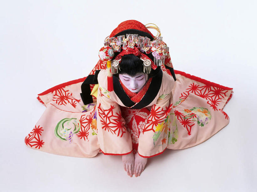 东方人,一个人,演员,电影明星,坐,跪,横图,俯视,室内,白天,白色背景,民族服装,化妆,美容,日本,亚洲,仅一个男性,仅一个人,表演,跪拜,护肤,弯腰,和服,黄种人,扮演,仅一个年轻男性,保养,享受,休闲,放松,保健,摄影,服饰,影棚,拜,演出,东亚,养颜,吴服,唐草,唐花,唐锦,日本国,弯身,男人,男性,年轻男性,亚洲人,影视明星,跪着,坐着,彩图,高角度拍摄,全身,影棚拍摄,传统服装,民俗服,拍摄,歌舞伎