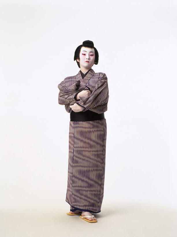 东方人,一个人,演员,电影明星,站,双手交叉,竖图,室内,白天,白色背景,正面,民族服装,化妆,美容,日本,亚洲,仅一个男性,仅一个人,表演,护肤,和服,注视,黄种人,扮演,仅一个年轻男性,看,站着,保养,享受,休闲,放松,保健,摄影,服饰,影棚,观看,演出,双手抱胸,关注,东亚,养颜,吴服,唐草,唐花,唐锦,日本国,男人,男性,年轻男性,亚洲人,影视明星,站立,彩图,全身,影棚拍摄,传统服装,民俗服,拍摄,歌舞伎