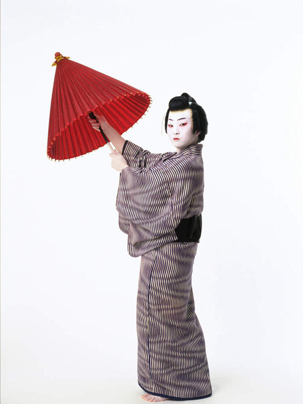 东方人,一个人,演员,电影明星,站,举,竖图,室内,白天,白色背景,侧面,民族服装,化妆,美容,幸福,日本,亚洲,仅一个男性,仅一个人,一把,表演,护肤,握,和服,伞,雨伞,遮阳伞,纸伞,古典,拿,油纸伞,拿着,注视,黄种人,文化,阳伞,扮演,仅一个年轻男性,红色,看,托,站着,保养,享受,休闲,放松,握着,保健,摄影,服饰,转身,影棚,观看,纪念,吉祥,演出,关注,古朴,东亚,养颜,吴服,唐草,唐花,唐锦,日本国,平安,男人,男性,年轻男性,亚洲人,影视明星,举着,向上举,向上伸,向上托,站立,彩图,全身,影棚拍摄,传统服装,民俗服,拍摄,歌舞伎