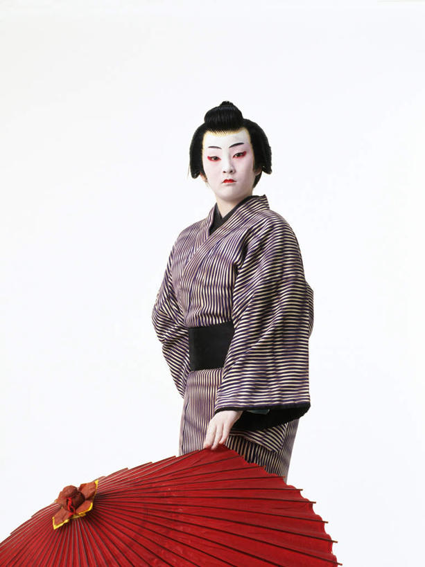 东方人,一个人,演员,电影明星,站,竖图,室内,白天,白色背景,正面,民族服装,化妆,美容,幸福,日本,亚洲,仅一个男性,仅一个人,一把,表演,护肤,握,和服,伞,雨伞,遮阳伞,纸伞,古典,拿,油纸伞,拿着,注视,黄种人,文化,阳伞,扮演,仅一个年轻男性,红色,看,站着,保养,享受,休闲,放松,握着,保健,摄影,服饰,影棚,观看,纪念,吉祥,演出,关注,古朴,东亚,养颜,吴服,唐草,唐花,唐锦,日本国,平安,男人,男性,年轻男性,亚洲人,影视明星,站立,半身,彩图,影棚拍摄,传统服装,民俗服,拍摄,歌舞伎