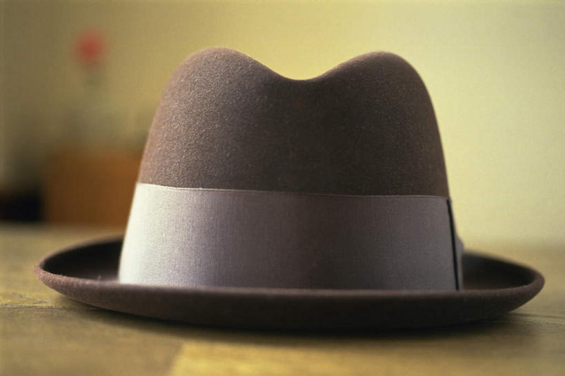 无人,横图,室内,特写,白天,正面,桌子,静物,帽子,阴影,朦胧,模糊,反射,影子,墙,礼帽,墙壁,墙面,黑色,一顶,彩图