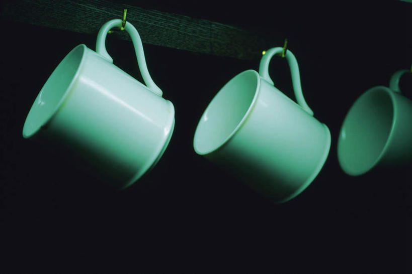 无人,横图,室内,特写,白天,仰视,桌面,静物,杯子,一排,悬挂,整齐,瓷器,墙,挂钩,咖啡杯,陶瓷制品,墙壁,墙面,排列,三个,绿色,白色,黑色,队列,瓷杯,彩图,低角度拍摄