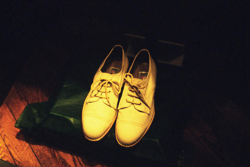 无人,横图,俯视,室内,特写,白天,地板,桌面,静物,袋子,鞋子,一双,阴影,反射,鞋带,影子,纸盒,地面,木地板,盒子,包装盒,彩图,高角度拍摄