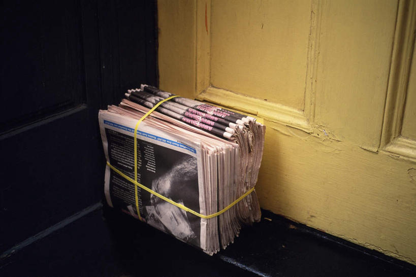 无人,横图,俯视,室内,白天,地板,门,桌面,静物,报纸,一堆,堆叠,堆积,信息,地面,捆,木地板,门框,靠,靠着,倚靠,堆,废纸,新闻,废品,倚着,彩图,高角度拍摄,报刊