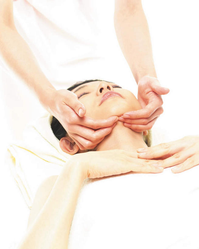 东方人,手,两个人,按摩师,美容师,躺,闭眼,竖图,俯视,室内,白天,白色背景,按摩,化妆,美容,床,亚洲,护肤,床单,黄种人,被子,裸露,顾客,按,保养,享受,休闲,手部,放松,搭,SPA水疗,保健,温泉浴场,摄影,单人床,影棚,赤裸,被单,搭着,裸,养颜,指压,卧着,年轻女性,女人,女性,亚洲人,技师,矿泉疗养地,闭眼睛,闭着眼,闭着眼睛,躺着,卧,半身,彩图,高角度拍摄,影棚拍摄,水疗,推拿,拍摄