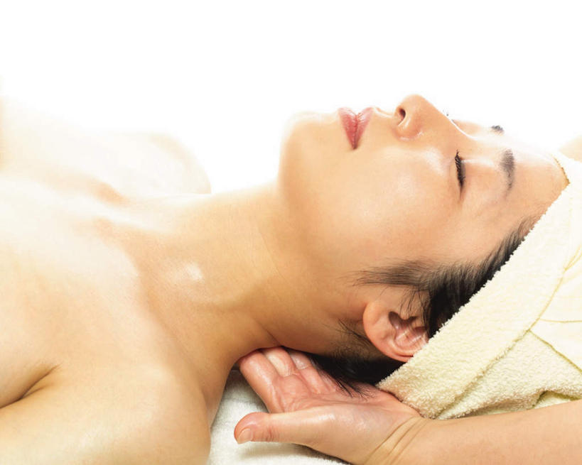 东方人,手,两个人,按摩师,美容师,躺,闭眼,横图,室内,特写,白天,白色背景,侧面,按摩,化妆,美容,床,亚洲,护肤,朦胧,模糊,床单,黄种人,被子,裸露,顾客,托,保养,享受,休闲,手部,放松,搭,SPA水疗,保健,温泉浴场,摄影,单人床,影棚,赤裸,托着,被单,搭着,裸,养颜,指压,卧着,年轻女性,女人,女性,亚洲人,技师,矿泉疗养地,闭眼睛,闭着眼,闭着眼睛,躺着,卧,半身,彩图,影棚拍摄,水疗,推拿,拍摄