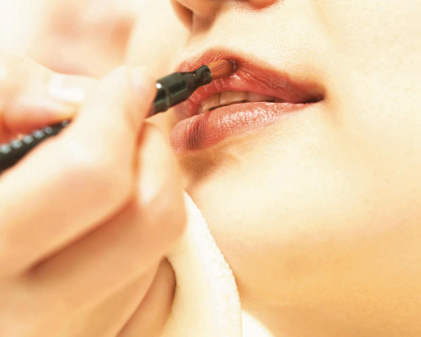 东方人,脸,头,嘴,脸颊,手,两个人,按摩师,美容师,闭眼,笑,微笑,横图,室内,特写,白天,白色背景,仰视,按摩,化妆,美容,亚洲,护肤,握,拿,拿着,黄种人,顾客,画,口红,保养,享受,休闲,手部,放松,握着,SPA水疗,保健,温泉浴场,摄影,影棚,唇笔,养颜,指压,年轻女性,女人,女性,亚洲人,头部,口,口腔,脸部,脸蛋,面部,嘴巴,嘴唇,技师,矿泉疗养地,闭眼睛,闭着眼,闭着眼睛,半身,彩图,低角度拍摄,影棚拍摄,水疗,推拿,拍摄