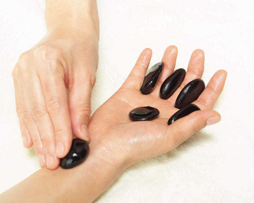 东方人,手,两个人,按摩师,美容师,横图,俯视,室内,特写,白天,白色背景,按摩,化妆,美容,石头,亚洲,护肤,握,石子,拿,拿着,黄种人,顾客,按,保养,享受,休闲,手部,鹅卵石,放松,握着,SPA水疗,保健,温泉浴场,摄影,影棚,压,按摩石,养颜,指压,年轻女性,女人,女性,亚洲人,石块,技师,矿泉疗养地,半身,彩图,高角度拍摄,影棚拍摄,水疗,推拿,拍摄