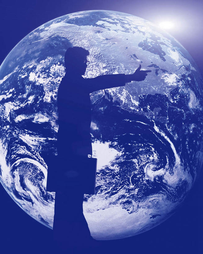 西方人,一个人,无人,商务人士,商务男性,站,举,竖图,室内,白天,侧面,衬衫,数码,科技,海洋,太阳,欧洲,欧洲人,仅一个男性,仅一个人,抢,指,阴影,套装,光线,网络,包,公文包,影子,世界地图,地球,陆地,高光,几何,计算机图形,合成,全球,方向,仅一个年轻男性,阳光,手势,托,站着,地理,国家,公事包,电脑合成图,数码合成图,大陆,世界,指向,食指,商务装,工薪阶层,写实,具体,具象,男人,男性,年轻男性,白种人,大拇指,白领,上班族,举起,举手,举着,向上举,向上伸,向上托,站立,半身,彩图,衬衣,大洋,大洲