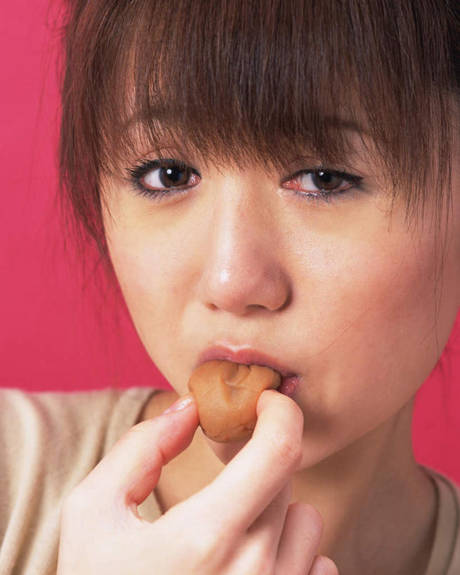 东方人,脸,头,脸颊,一个人,站,竖图,室内,特写,白天,正面,下午茶,亚洲,仅一个年轻女性,仅一个女性,仅一个人,红色背景,服装,食品,话梅,拿,拿着,注视,休闲装,黄种人,食物,一个,衣服,观察,看,站着,休闲,休闲服,摄影,服饰,影棚,单个,观看,察看,关注,年轻女性,女人,女性,亚洲人,头部,脸部,脸蛋,面部,站立,半身,彩图,影棚拍摄,拍摄