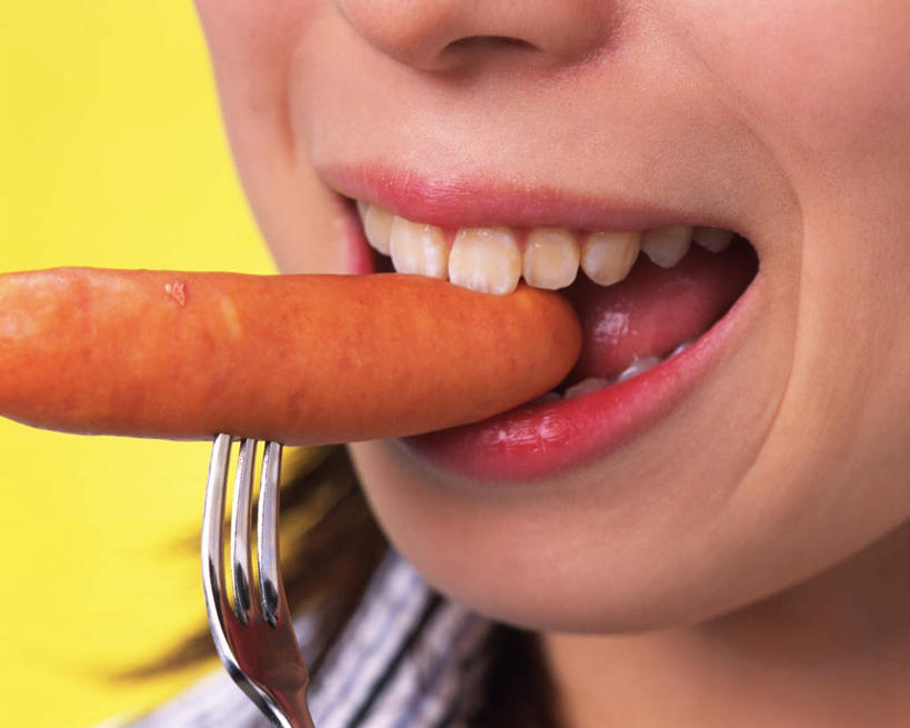 东方人,脸,头,嘴,脸颊,牙齿,一个人,站,吃,横图,室内,特写,白天,正面,亚洲,仅一个年轻女性,仅一个女性,仅一个人,黄色背景,肉,拿,拿着,黄种人,肉肠,肉类,站着,摄影,影棚,肉食,年轻女性,女人,女性,亚洲人,头部,齿,口,口腔,脸部,脸蛋,面部,牙,牙龈,嘴巴,嘴唇,嚼,食,站立,半身,彩图,影棚拍摄,拍摄