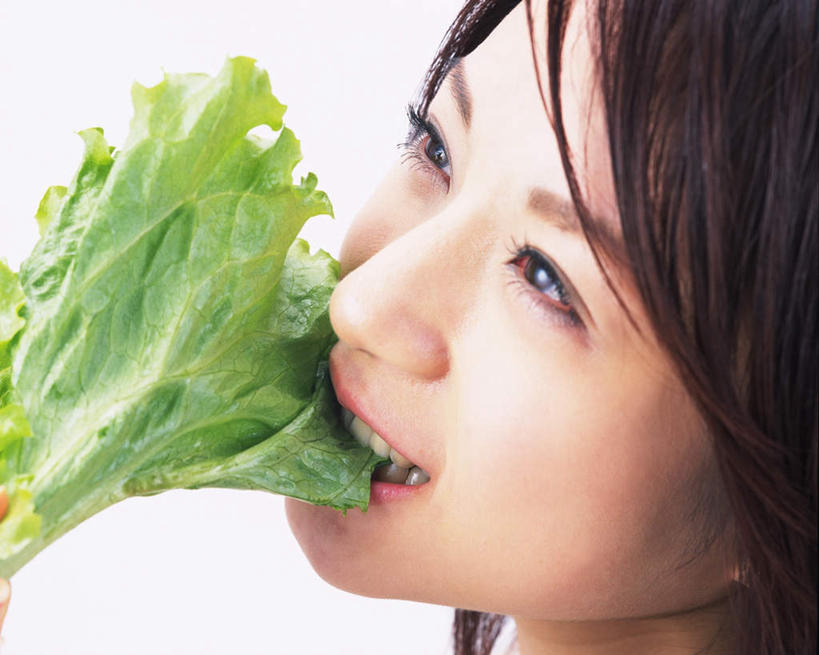 东方人,脸,头,脸颊,一个人,站,吃,横图,俯视,室内,特写,白天,白色背景,蔬菜,叶子,亚洲,仅一个年轻女性,仅一个女性,仅一个人,新鲜,生菜,莴苣,莴笋,食品,绿叶,话梅,拿,拿着,注视,黄种人,食物,一个,观察,看,站着,嫩叶,有机食品,绿色食品,单个,观看,察看,关注,叶用莴笋,香笋,春菜,鹅仔菜,莴仔菜,千金菜,年轻女性,女人,女性,亚洲人,头部,脸部,脸蛋,面部,叶,叶片,嚼,食,站立,半身,彩图,高角度拍摄