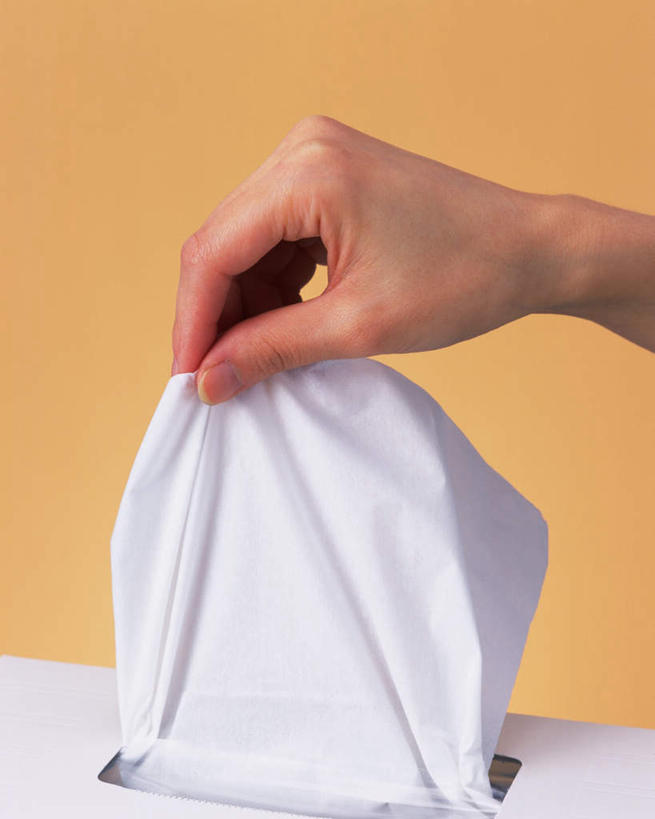 东方人,手,一个人,捏,竖图,室内,特写,白天,正面,亚洲,仅一个年轻女性,仅一个女性,仅一个人,握,黄色背景,纸,纸盒,拿,捏着,拿着,黄种人,纸巾盒,盒子,一只,包装盒,纸巾,手部,提,握着,摄影,影棚,单手,抽,提着,年轻女性,女人,女性,亚洲人,半身,彩图,影棚拍摄,拍摄