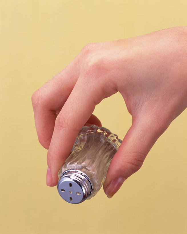 东方人,手,一个人,竖图,室内,特写,白天,正面,亚洲,仅一个年轻女性,仅一个女性,仅一个人,倒,握,黄色背景,罐子,调料,胡椒粉,调味品,拿,调味料,拿着,黄种人,玻璃制品,一个,一只,玻璃瓶,瓶子,手部,握着,摄影,影棚,单个,单手,白胡椒粉,年轻女性,女人,女性,亚洲人,半身,彩图,影棚拍摄,拍摄