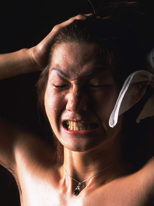 东方人,一个人,站,举,闭眼,摸,竖图,室内,白天,正面,亚洲,仅一个男性,仅一个人,擦,抚摸,黑色背景,丝巾,注视,黄种人,裸露,仅一个年轻男性,观察,看,托,站着,摄影,影棚,观看,察看,关注,裸,呲牙,丝织品,男人,男性,年轻男性,亚洲人,闭眼睛,闭着眼,闭着眼睛,触摸,接触,举起,举手,举着,向上举,向上伸,向上托,站立,半身,彩图,影棚拍摄,拍摄