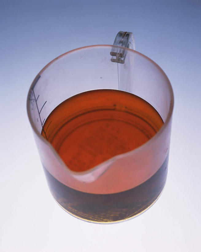 无人,竖图,俯视,室内,白天,实验,仪器,水,杯子,灰色背景,研究,透明,分析,化学,测试,液体,水滴,油,褐色,量杯,玻璃制品,玻璃瓶,瓶子,器皿,摄影,影棚,计量,玻璃仪器,试验耗材,实验用品,玻璃杯,彩图,高角度拍摄,影棚拍摄,拍摄