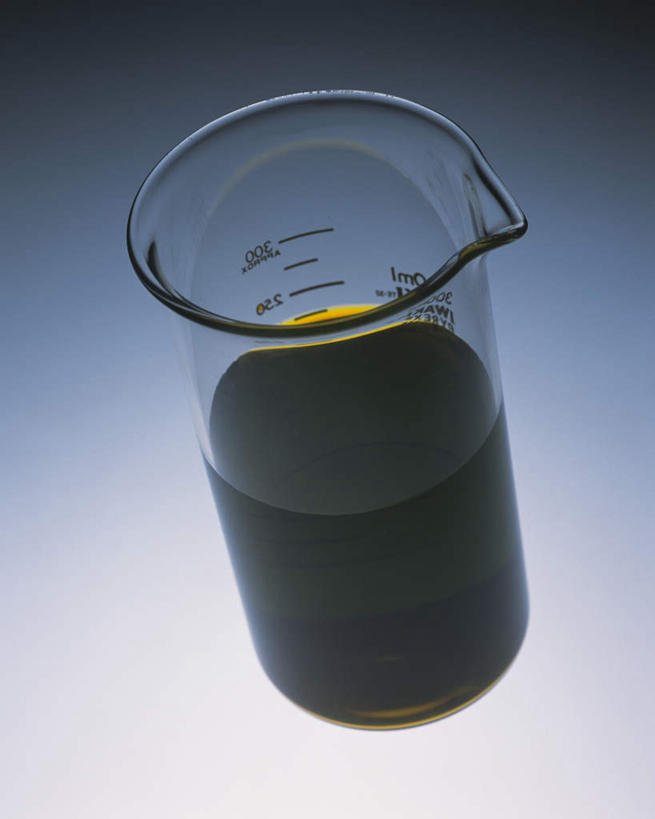 无人,竖图,俯视,室内,特写,白天,实验,仪器,水,杯子,灰色背景,研究,透明,分析,化学,测试,试剂,液体,水滴,量杯,玻璃制品,黑色,玻璃瓶,瓶子,器皿,摄影,影棚,计量,玻璃仪器,试验耗材,实验用品,玻璃杯,彩图,高角度拍摄,影棚拍摄,拍摄