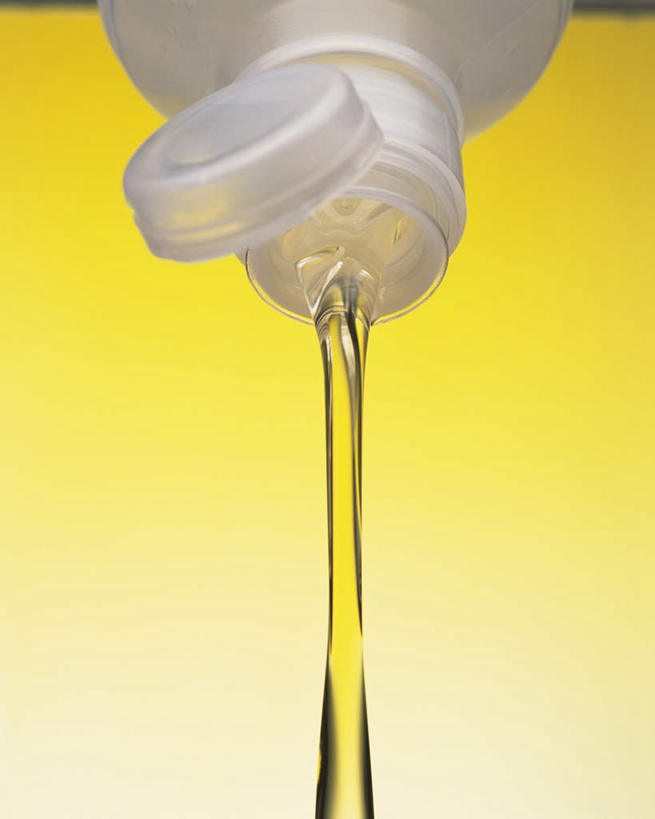 无人,竖图,室内,特写,白天,仰视,水,倒,黄色背景,液体,塑料,水滴,食用油,油,黄色,瓶子,塑料制品,瓶盖,塑料瓶,摄影,流动,影棚,彩图,低角度拍摄,影棚拍摄,拍摄