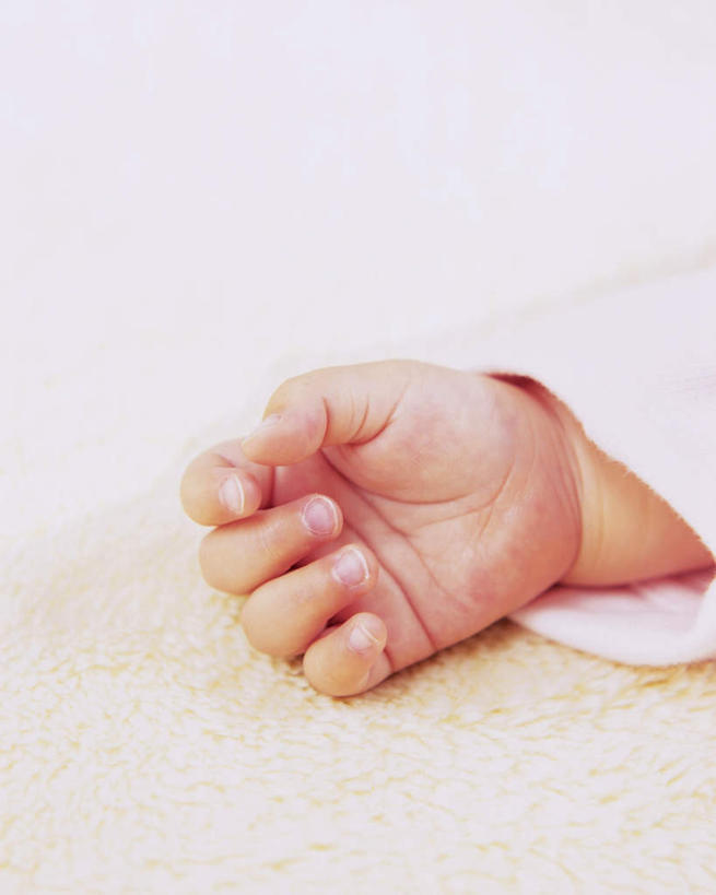 东方人,婴儿,儿童,手,头发,一个人,竖图,室内,特写,白天,白色背景,正面,婴儿服装,纯洁,亚洲,仅一个人,黄种人,小孩,粉色,黑色,手部,可爱,摄影,活泼,影棚,宝宝,纯真,烂漫,无邪,伶俐,天真,亚洲人,孩子,半身,彩图,影棚拍摄,婴儿服,拍摄,襁褓