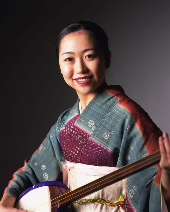 东方人,头发,一个人,站,捧,笑,微笑,露齿笑,竖图,室内,白天,侧面,民族服装,亚洲,仅一个年轻女性,仅一个女性,仅一个人,一把,握,灰色背景,和服,乐器,弦乐器,弹奏,拿,拿着,注视,黄种人,三味线,绿色,黑色,观察,看,站着,握着,摄影,服饰,影棚,观看,察看,关注,弹拨弦鸣乐器,吴服,唐草,唐花,唐锦,三弦琴,年轻女性,女人,女性,亚洲人,捧着,手捧,站立,半身,彩图,影棚拍摄,传统服装,民俗服,拍摄,弹拨弦乐器