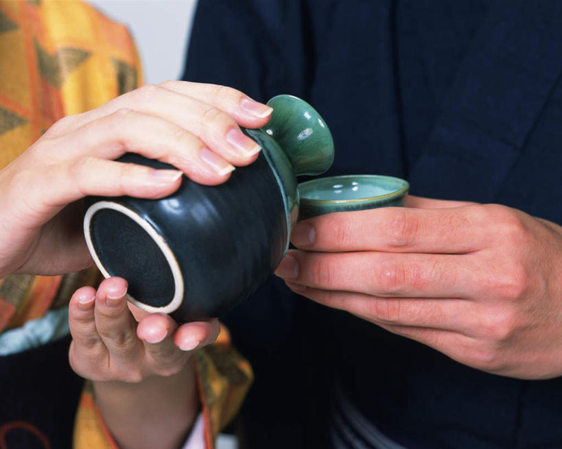 清酒,东方人,手,两个人,家庭,夫妻,站,捧,横图,室内,特写,白天,白色背景,正面,民族服装,爱情,亚洲,倒,握,和服,朦胧,模糊,陶瓷,陶瓷制品,酒类,浪漫,拿,拿着,黄种人,酒,酒瓶,饮料,黄色,黑色,酒杯,瓶子,站着,温暖,温馨,一家人,手部,恩爱,握着,恋人,摄影,服饰,影棚,和睦,吴服,唐草,唐花,唐锦,男人,男性,年轻男性,年轻女性,女人,女性,亚洲人,情侣,端,端着,捧着,手捧,站立,半身,彩图,影棚拍摄,传统服装,民俗服,拍摄,羽觞,伴侣,融洽,清酒瓶