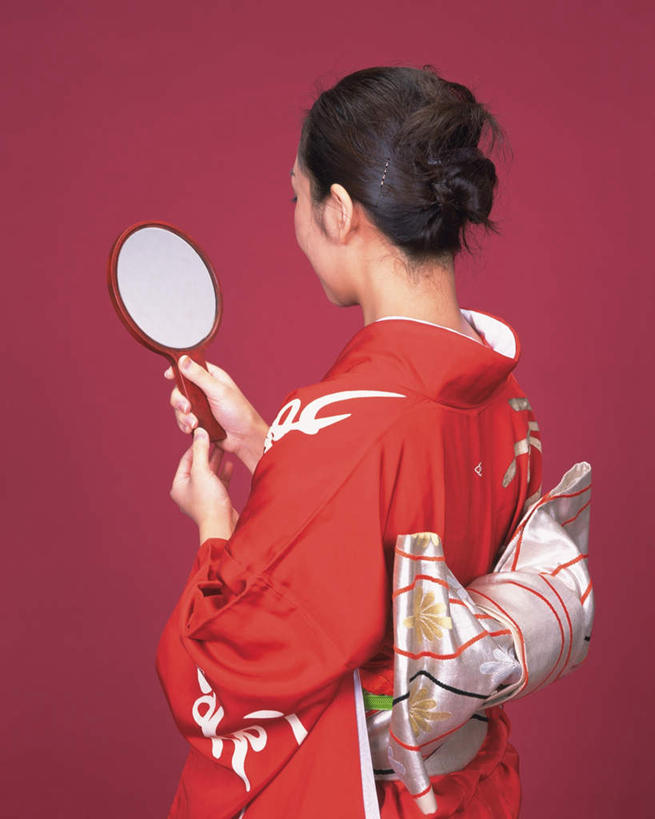 东方人,头发,一个人,站,举,竖图,俯视,室内,白天,民族服装,化妆,美容,镜子,亚洲,仅一个年轻女性,仅一个女性,仅一个人,握,红色背景,和服,反射,拿,拿着,注视,黄种人,一个,红色,黑色,化妆镜,观察,看,托,站着,握着,照,摄影,服饰,影棚,单个,观看,镜像,察看,镜面,关注,吴服,唐草,唐花,唐锦,光学,年轻女性,女人,女性,亚洲人,举起,举手,举着,向上举,向上伸,向上托,站立,半身,彩图,高角度拍摄,影棚拍摄,传统服装,民俗服,拍摄