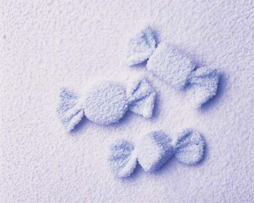 无人,横图,俯视,室内,特写,白天,静物,蓝色背景,艺术,手工艺品,食品,糖,糖果,甜点,甜品,三颗,文化,糖纸,食物,工艺品,甜食,摄影,影棚,粘土,高雅,硬糖,手工艺,自信心,品位,彩图,高角度拍摄,影棚拍摄,拍摄