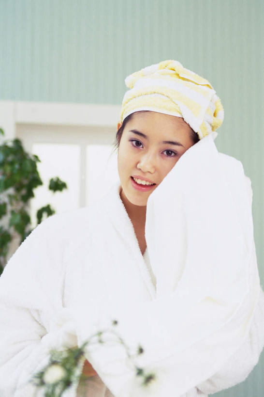 东方人,一个人,站,竖图,室内,白天,正面,浴袍,植物,门,卫生间,浴室,亚洲,仅一个年轻女性,仅一个女性,仅一个人,擦,纺织物,盆栽,浴帽,墙,盆景,注视,黄种人,墙壁,墙面,绿色,自然,毛巾,门框,观察,看,清洁,站着,擦拭,生长,成长,观看,保暖,察看,关注,透气,防水,储水,耐磨,吸水,年轻女性,女人,女性,亚洲人,淋浴房,站立,半身,彩图,汤帷子,浴衣,冲凉房,沐浴间,沐浴室