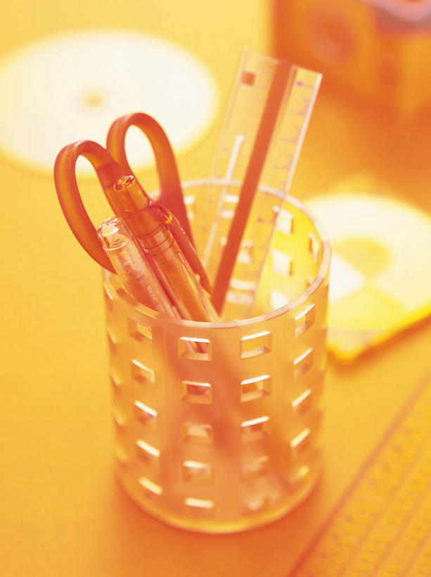 无人,竖图,俯视,室内,特写,白天,数据,桌子,静物,笔筒,修剪,朦胧,模糊,信息,测量,笔,工具,光盘,剪刀,刻度,办公用品,光碟,圆珠笔,存储介质,文具,尺,塑料制品,学习用品,直尺,测量工具,碟片,裁剪,文具用品,存储,尺子,剪子,衡量,绘图,剪裁,切割,比例,测绘,量具,量仪,塑料尺,标度,彩图,高角度拍摄