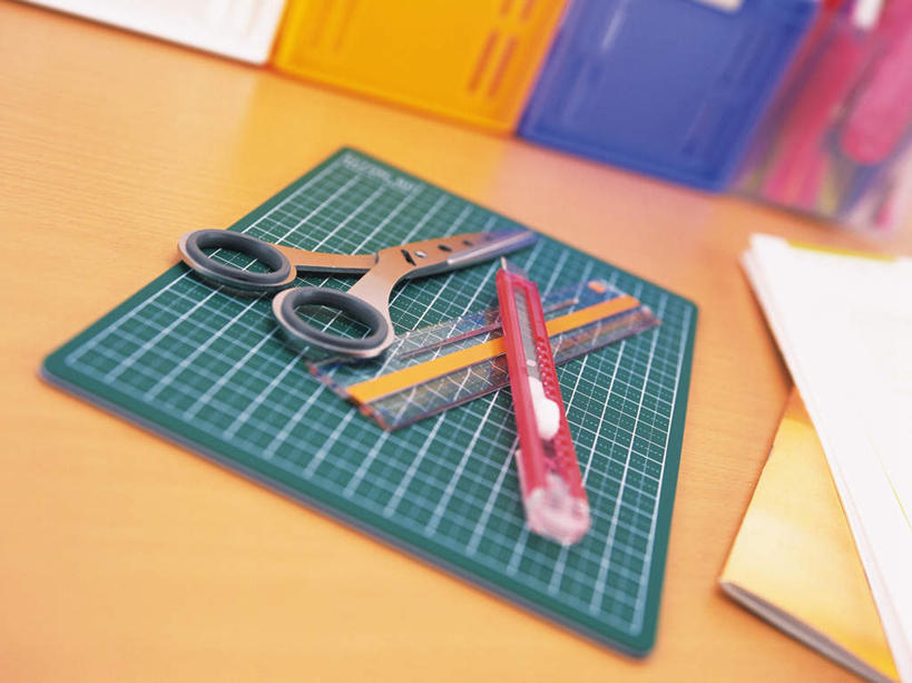 无人,办公室,横图,俯视,室内,特写,白天,家具,桌子,静物,修剪,朦胧,模糊,测量,工具,剪刀,刻度,塑料,办公桌,刀具,尺,塑料制品,直尺,刀,测量工具,裁剪,尺子,剪子,衡量,绘图,剪裁,切割,比例,测绘,办公家具,量具,量仪,塑料尺,标度,裁纸刀,彩图,高角度拍摄