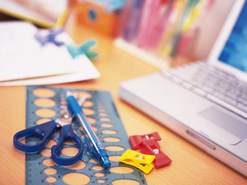 无人,横图,俯视,室内,特写,白天,电脑,笔记本电脑,桌子,静物,修剪,朦胧,模糊,网络,测量,材料,档案,工具,剪刀,文件,刻度,塑料,通讯设备,尺,夹子,塑料制品,直尺,资料,测量工具,裁剪,尺子,剪子,衡量,无线,绘图,剪裁,切割,文档,通信设备,无线网络,比例,无线上网,便携式电脑,衣夹,测绘,量具,量仪,塑料尺,标度,手提电脑,彩图,高角度拍摄