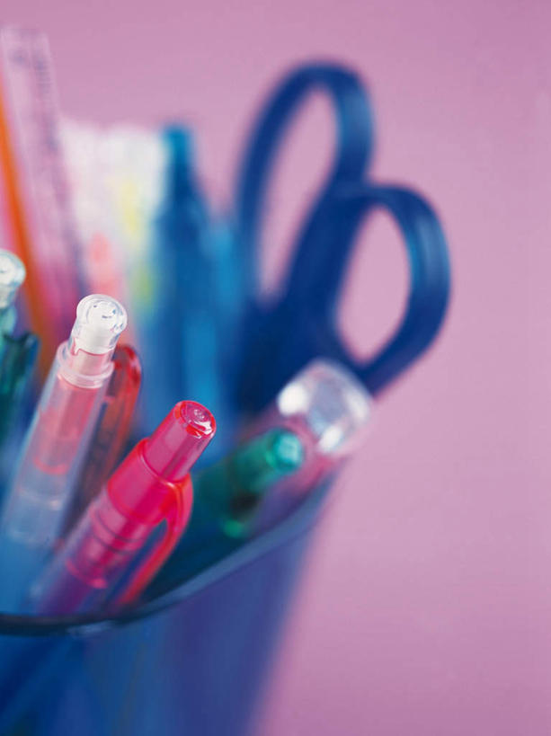 无人,竖图,俯视,室内,特写,白天,桌子,静物,笔筒,修剪,粉色背景,朦胧,模糊,测量,笔,工具,剪刀,刻度,办公用品,文具,尺,塑料制品,学习用品,直尺,摄影,影棚,测量工具,裁剪,文具用品,尺子,剪子,衡量,绘图,剪裁,切割,比例,测绘,量具,量仪,塑料尺,标度,彩图,高角度拍摄,影棚拍摄,拍摄