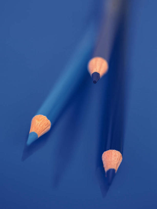 无人,竖图,俯视,室内,特写,白天,桌子,静物,三根,阴影,蓝色背景,朦胧,模糊,反射,笔,蜡笔,影子,办公用品,文具,蓝色,学习用品,摄影,影棚,文具用品,彩图,高角度拍摄,影棚拍摄,拍摄