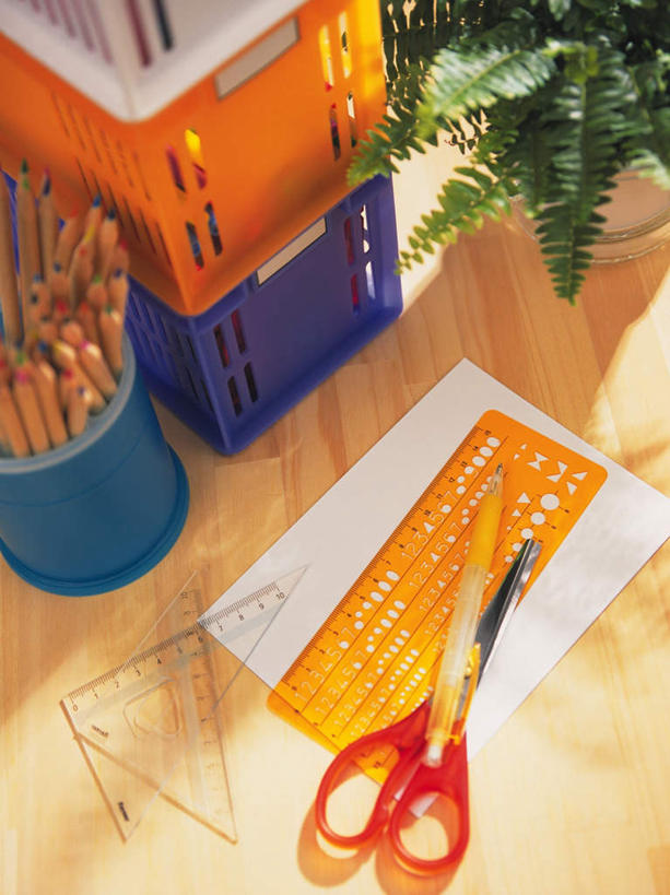 无人,竖图,俯视,室内,特写,白天,仰视,植物,桌子,修剪,朦胧,模糊,测量,笔,工具,剪刀,盆栽,纸盒,刻度,塑料,办公用品,记事本,盆景,盒子,文具,绿色,自然,包装盒,本子,笔记本,尺,铅笔,塑料制品,学习用品,直尺,生长,成长,测量工具,裁剪,文具用品,尺子,剪子,衡量,绘图,剪裁,切割,比例,测绘,量具,量仪,塑料尺,标度,彩图,低角度拍摄,高角度拍摄