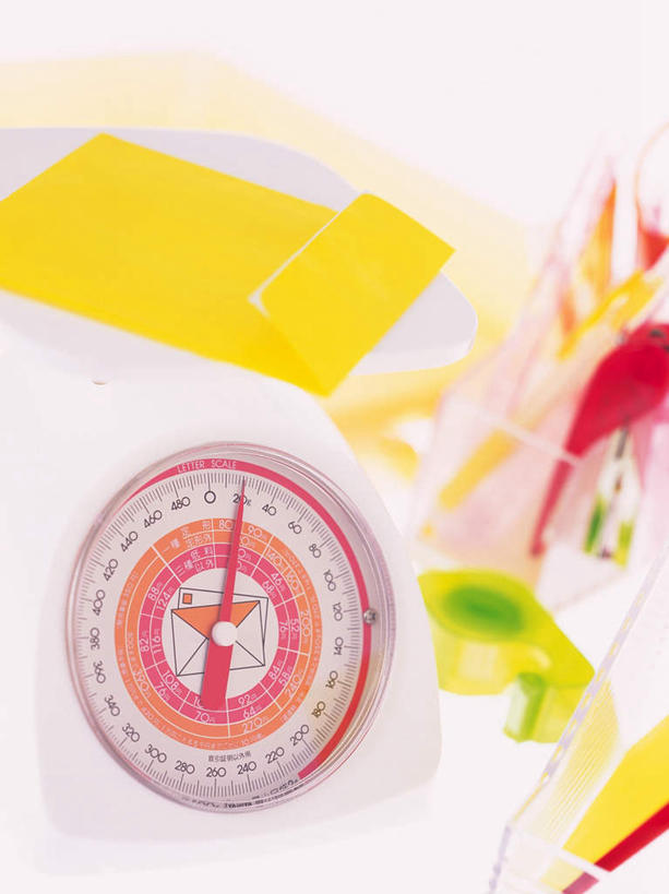 无人,竖图,俯视,室内,特写,白天,仪器,静物,许多,朦胧,模糊,散落,信封,卡片,摄影,影棚,衡量,胶布,计量,台秤,透明胶,衡器,封箱器,胶带座,黏胶,粘胶器,秤,彩图,高角度拍摄,影棚拍摄,拍摄