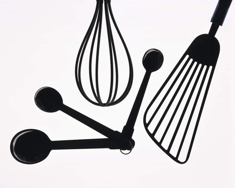 无人,横图,俯视,室内,特写,白天,白色背景,烹饪,静物,餐具,厨具,金属制品,朦胧,模糊,金属,工具,勺子,背光,两个,三个,打蛋器,调羹,搅拌器,汤匙,摄影,影棚,逆光,烹饪用具,手动打蛋器,进餐用具,烹调用具,烹调,彩图,高角度拍摄,影棚拍摄,拍摄