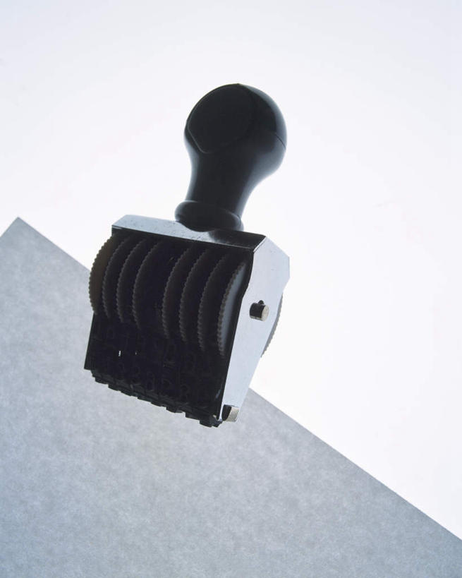 无人,竖图,室内,特写,白天,白色背景,正面,零件,齿轮,桌面,静物,一排,连接,阴影,组合,朦胧,模糊,整齐,反射,影子,背光,排列,一个,机械,摄影,影棚,单个,印章,链接,五金,紧固,队列,拼接,拼凑,逆光,拼合,凑集,聚合,撮合,链结,牢固,橡皮章,彩图,影棚拍摄,拍摄