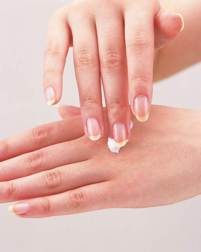 东方人,手,一个人,摸,竖图,俯视,室内,白天,白色背景,化妆,美容,亚洲,双手,仅一个年轻女性,仅一个女性,仅一个人,擦,抚摸,护肤,涂,美白,涂抹,黄种人,化妆品,清洁,保养,享受,休闲,手部,放松,去角质,擦拭,保健,摄影,影棚,抹,保湿,滋润,护肤品,去死皮,舒缓,护手霜,养颜,去污,控油,紧肤,嫩肤,祛痘,去痘,祛角质,抗衰,再生,增白,补水,祛斑,抗皱,防皱,除皱,去皱,年轻女性,女人,女性,亚洲人,触摸,接触,半身,彩图,高角度拍摄,影棚拍摄,拍摄